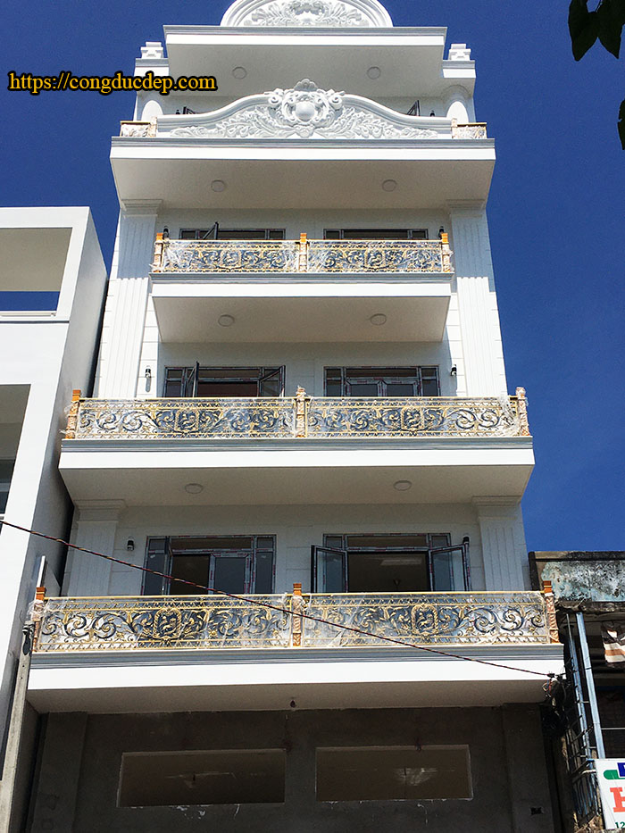 Ban công sự tử